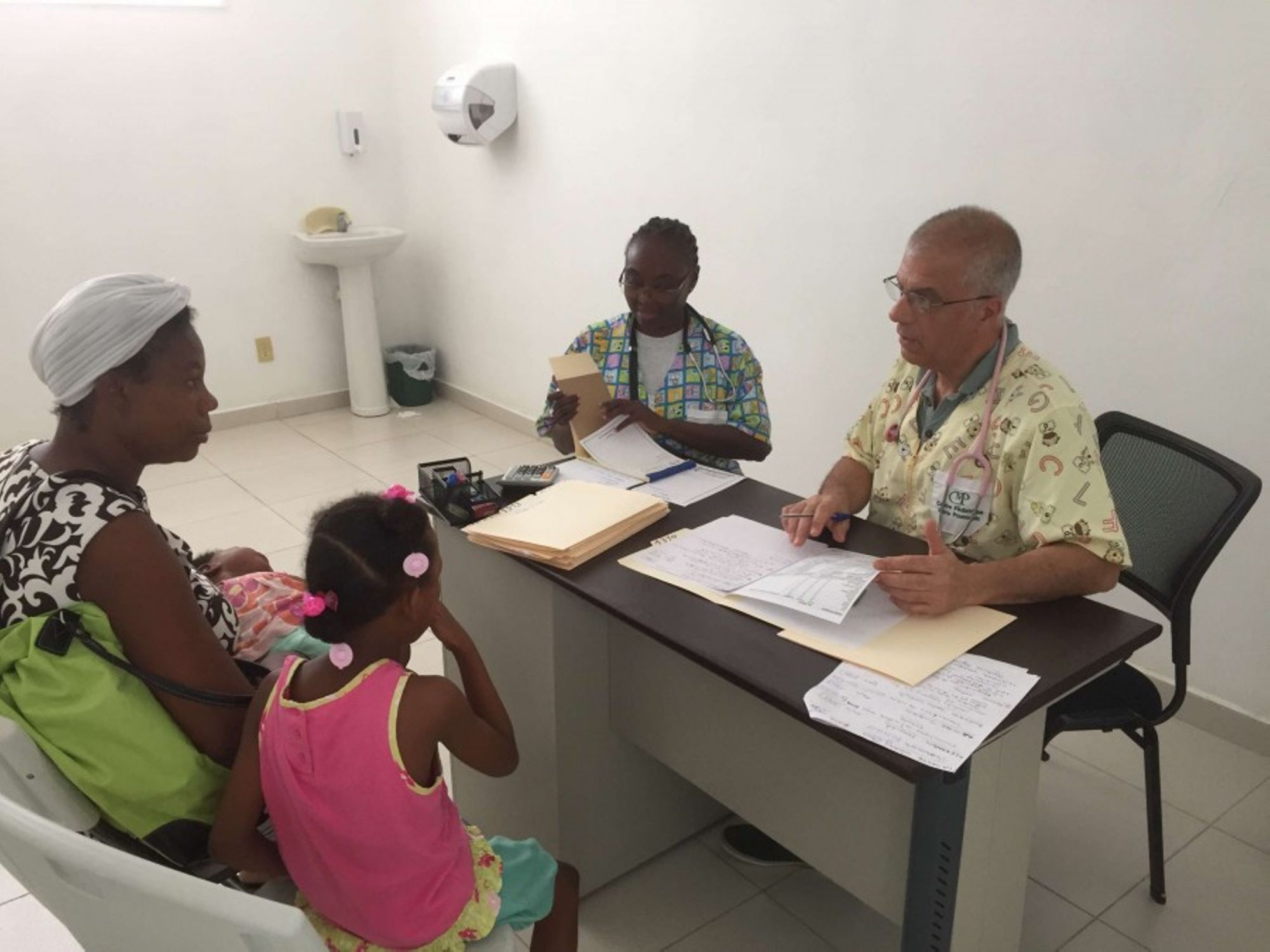 La Gazette numéro 9 est en ligne! Des membres de la Fondation Hôpital Saint Joseph et médecins ont visité la clinique pédiatrique haïtienne