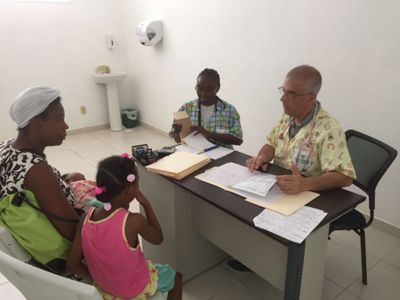 Soeur Nadia et Alain Martin-Laval, médecins en consultation pédiatrique