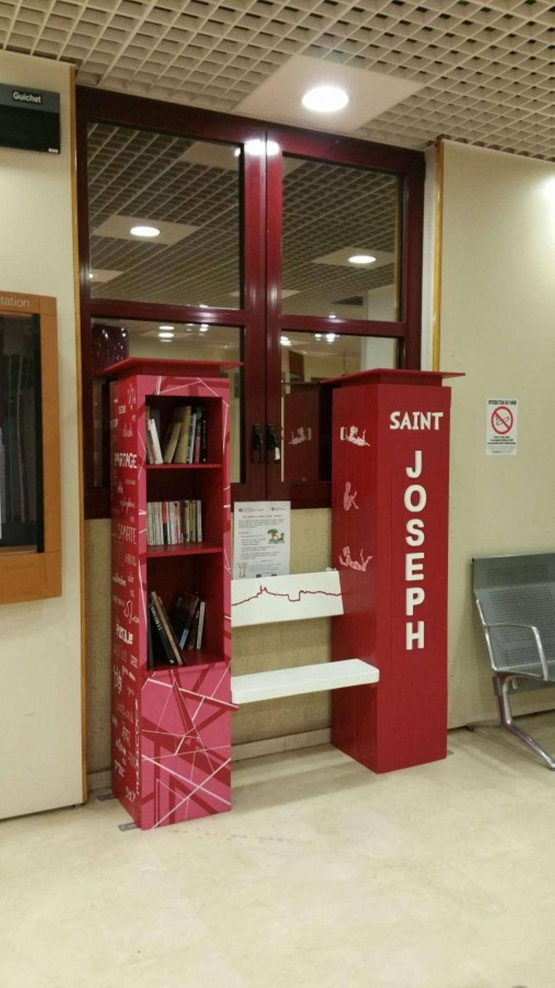 Des cabanes à livres présentes dans plusieurs endroits de l'Hôpital, ici dans le hall principal