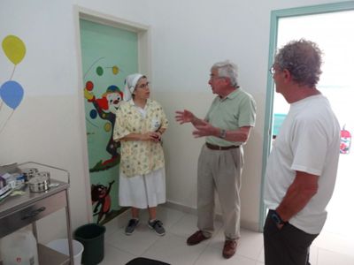 M. Jean-Pierre Fabre, Administrateur de la Fondation, et le Dr Dupont, en visite au Centre Pédiatrique