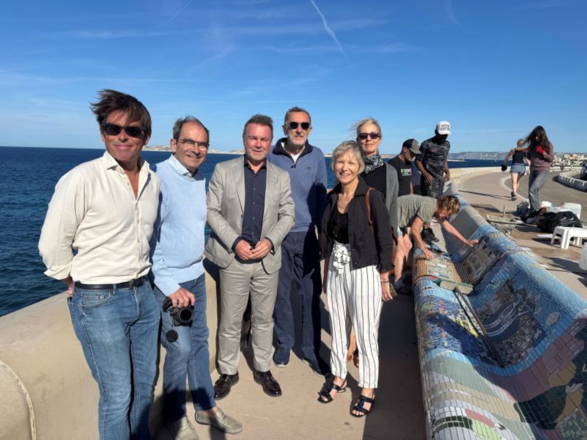 Pose du banc dédié à l'abbé Fouque, fondateur de l'Hôpital Saint Joseph, sur la corniche de Marseille